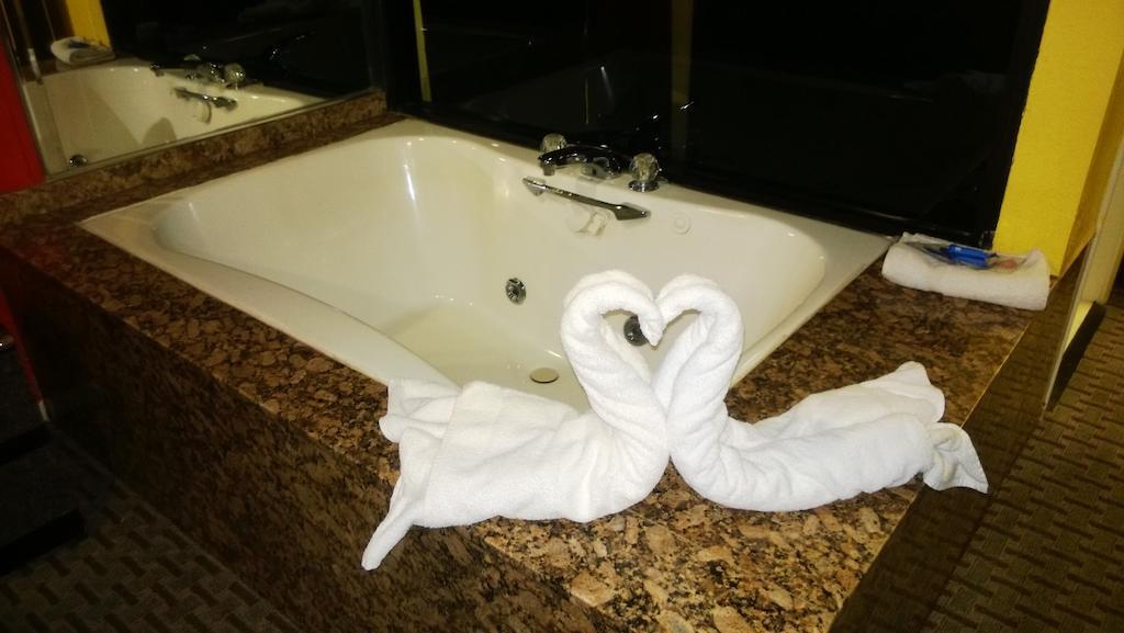 Luxury Inn Channelview Bagian luar foto